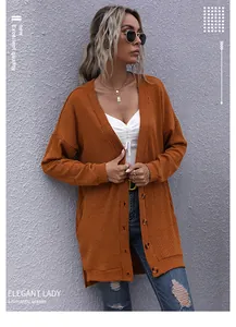 Détail du cardigan en maille côtelée orange avec boutons en écaille et fente latérale
