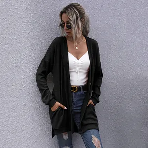 Cardigan long noir pour femme en maille gaufrée avec poches, idéal pour un style décontracté