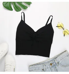Camisole noire en maille côtelée avec cordon de serrage et accessoires d'été