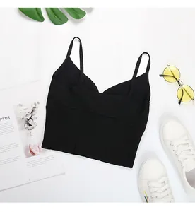Vue à plat d'un débardeur noir côtelé à col en V avec accessoires d'été tendance