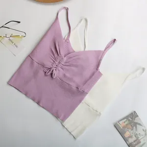 Détail à plat de caracos en maille côtelée violette et blanche avec décolleté en V froncé