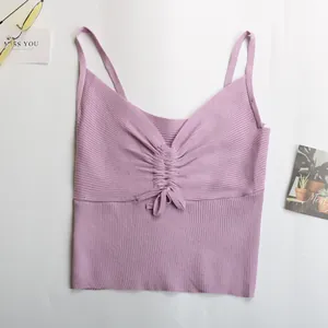 Détail du caraco en maille lilas avec fronces à l'avant et petit nœud décoratif