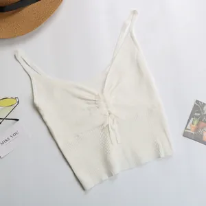 Camisole en maille côtelée blanche avec col en V à cordon et accessoires d'été à plat