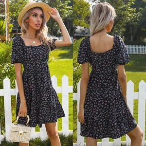 Robe fleurie à manches bouffantes, col carré et jupe à volants en imprimé floral noir