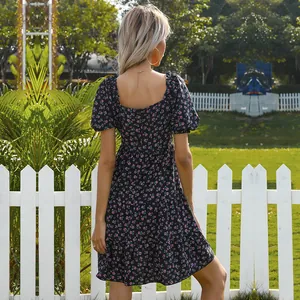 Robe fleurie à manches bouffantes, dos carré et jupe à plusieurs niveaux en noir