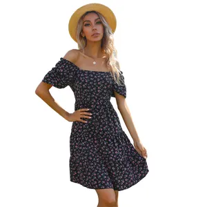 Robe d'été fleurie à épaules dénudées avec manches bouffantes et jupe à volants