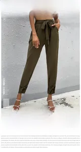 Dettaglio dei pantaloni a vita alta verde oliva con fiocchi alle caviglie e coulisse