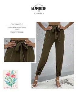 Dettaglio pantaloni a vita alta verde oliva con cintura a fiato e fiocchi alle gambe