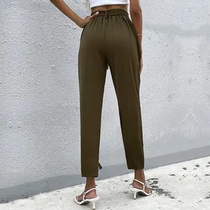 Vista posteriore dei pantaloni da donna verde oliva a vita alta con cintura annodata
