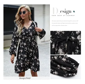 Détails du col en V, du motif floral, de la taille avec cordon et des poignets