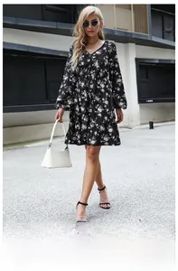 Vue complète d'une robe noire fleurie à col en V avec manches longues et taille élastique