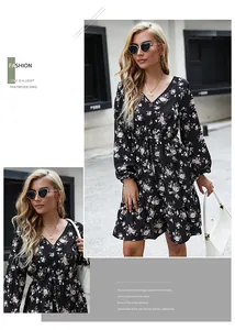 Détail de robe noire fleurie à col en V avec taille à cordon et ourlet à volants
