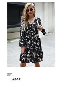 Détails d'une robe fleurie noire pour femme avec col en V, taille ajustable et volantée