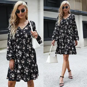 Robe longue fleurie noire élégante à col en V avec cordon de serrage pour un style français