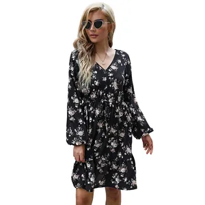 Robe fleurie élégante avec col en V, manches longues, cordon à la taille et ourlet volanté
