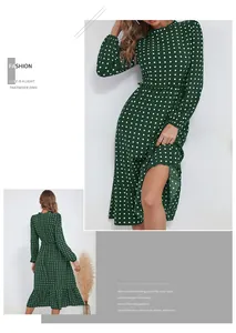 Détails d'une robe verte à pois avec volants superposés et manches longues