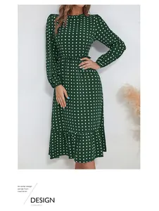 Détail du col à volants et de la taille élastique sur une robe verte à pois