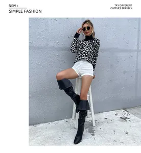 Pull en maille léopard pour femme avec bottes au-dessus du genou pour un look d'automne