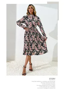 Détails de l'imprimé floral et de la texture plissée sur cette robe à manches longues