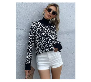Détail du pull en tricot à col montant pour femme avec imprimé léopard et bords côtelés