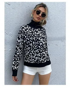 Gros plan sur un pull en tricot léopard noir et blanc avec col roulé et poignets côtelés