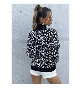 Gros plan sur la texture du tricot à imprimé léopard noir et blanc avec poignets côtelés