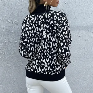 Pull en maille à col montant pour femme avec un motif léopard classique noir et blanc