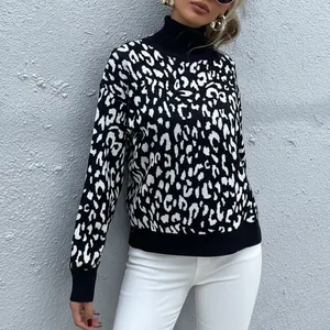 Pull en maille léopard pour femme avec col montant et pantalon blanc ajusté