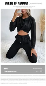 Détail de l'ensemble de détente noir avec haut court noué et pantalon de jogging pour femme