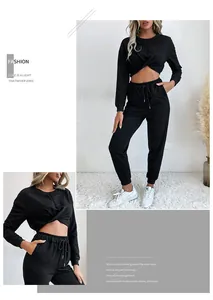 Détail d'un ensemble deux pièces noir avec haut court noué et pantalon de jogging