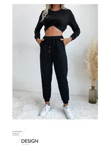 Détail du haut court noir avec nœud et pantalon de jogging à taille haute