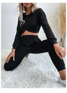 Détails de l'ensemble noir 2 pièces avec haut court noué et pantalon de jogging taille haute