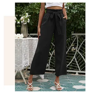 Détail du pantalon paperbag à taille haute avec ceinture à nœud et coupe large noire
