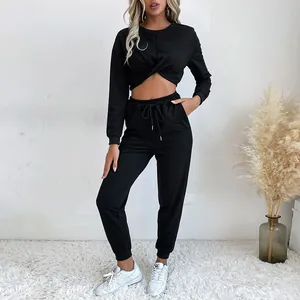 Ensemble noir 2 pièces pour femme avec haut court noué et pantalon de sport