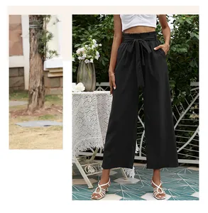 Détail du pantalon large noir à taille haute avec ceinture à nouer de style paperbag