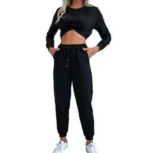 Ensemble 2 pièces noir pour femme avec haut court noué et pantalon de jogging assorti