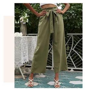 Gros plan sur le pantalon taille haute vert armée avec taille paperbag et ceinture nouée
