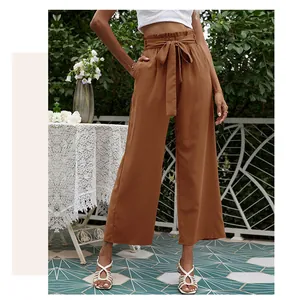 Détail du pantalon taille haute à jambes larges avec ceinture à nouer et taille élastique