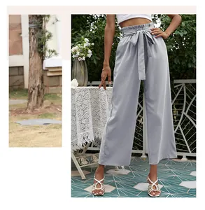 Détail du pantalon taille haute paperbag à jambes larges avec ceinture assortie gris clair