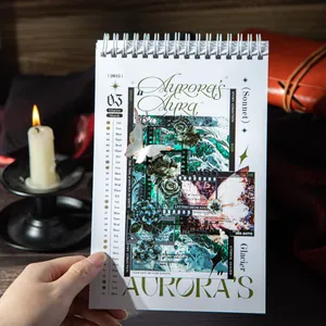 Calendario vintage marzo 2025 con farfalle e fiori su scrivania con candela accesa e diario