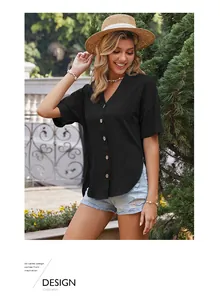 Detail des schwarzen Sommer-V-Ausschnitt-Shirts mit rustikalen Holzknöpfen und Struktur