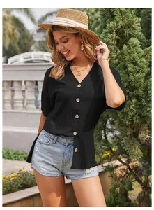 Detailansicht einer schwarzen Damen-Sommerbluse mit V-Ausschnitt und Holzknöpfen