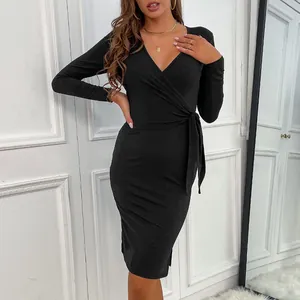 Elegante abito a portafoglio in maglia a coste nera con scollo a V e fiocco in vita