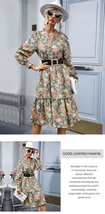 Détail d'une robe fleurie à col en V avec volants et ceinture à boucle perlée