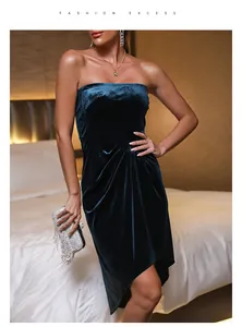 Détail du tissu en velours bleu foncé de la robe avec fronces et ourlet asymétrique