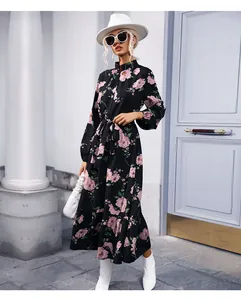 Détail d'une robe longue en mousseline à fleurs avec ourlet à volants et lien à la taille