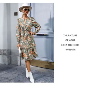 Détail d'une robe midi fleurie à col en V avec volants et taille élastique en vert clair