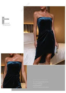 Détail du tissu en velours cyan foncé de haute qualité et de l'ourlet asymétrique chic
