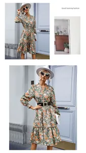 Détail de robe fleurie à col en V avec ourlet à volants et motif floral orange