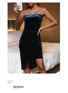 Détail d'une robe en velours bleu sarcelle avec fronces à la taille et ourlet asymétrique